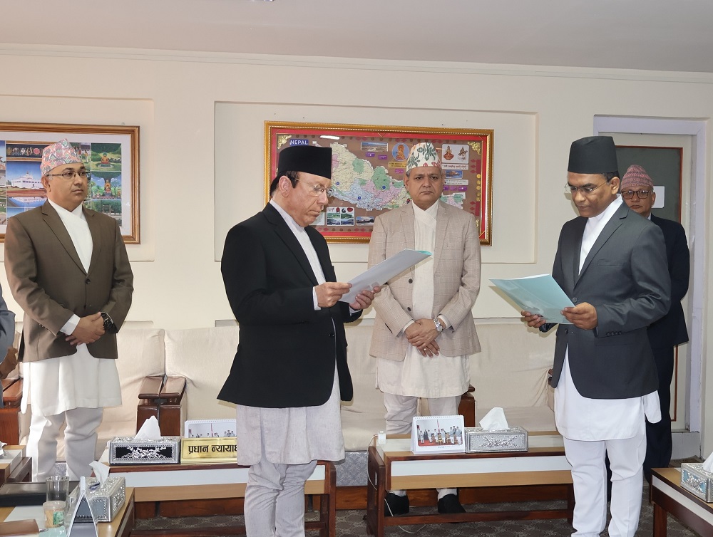 नवनियुक्त गभर्नर पौडेलले लिए पद तथा गोपनीयताको सपथ